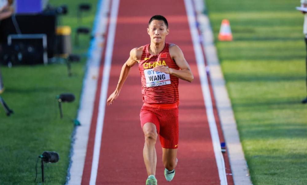 电影《飞跃部落格》日前在北京举行项目启动发布会，王迅携手《情圣》主演克拉拉（李成敏），出演这部以环保为主题的动作冒险喜剧